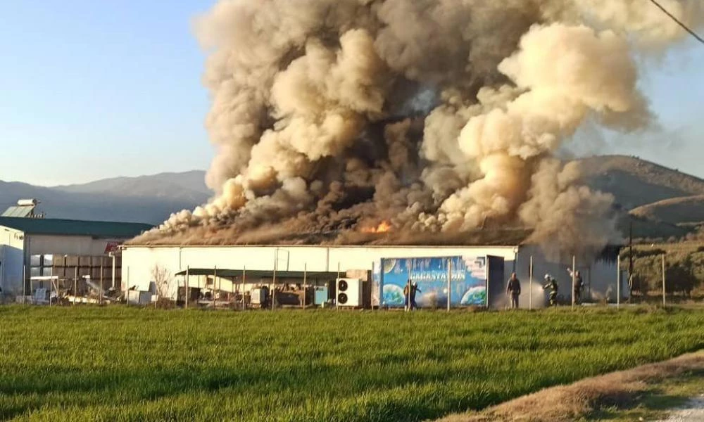"Υφαντής": Mεγάλης έκτασης πυρκαγιά στις αποθήκες της εταιρείας